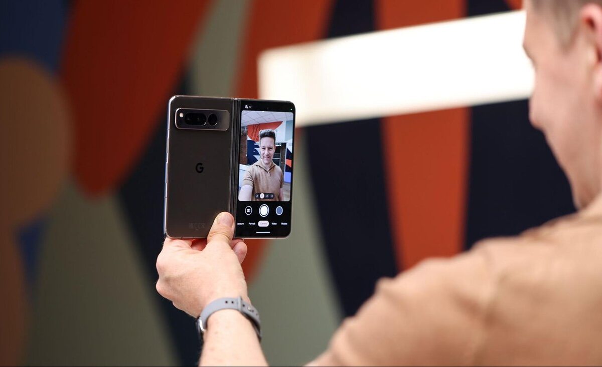 3 ways to take the best selfies with Pixel Fold